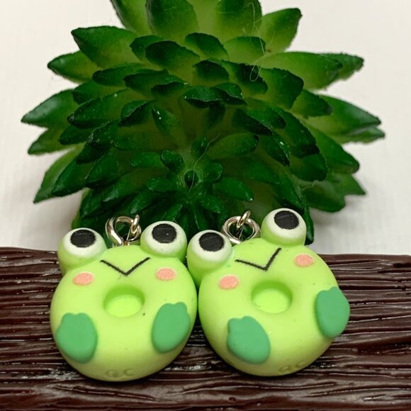 Frog Earring, Silly Animal Earring, Amphibian Earring, Frog Jewelry, Gift Idea - Picture 2 of 5